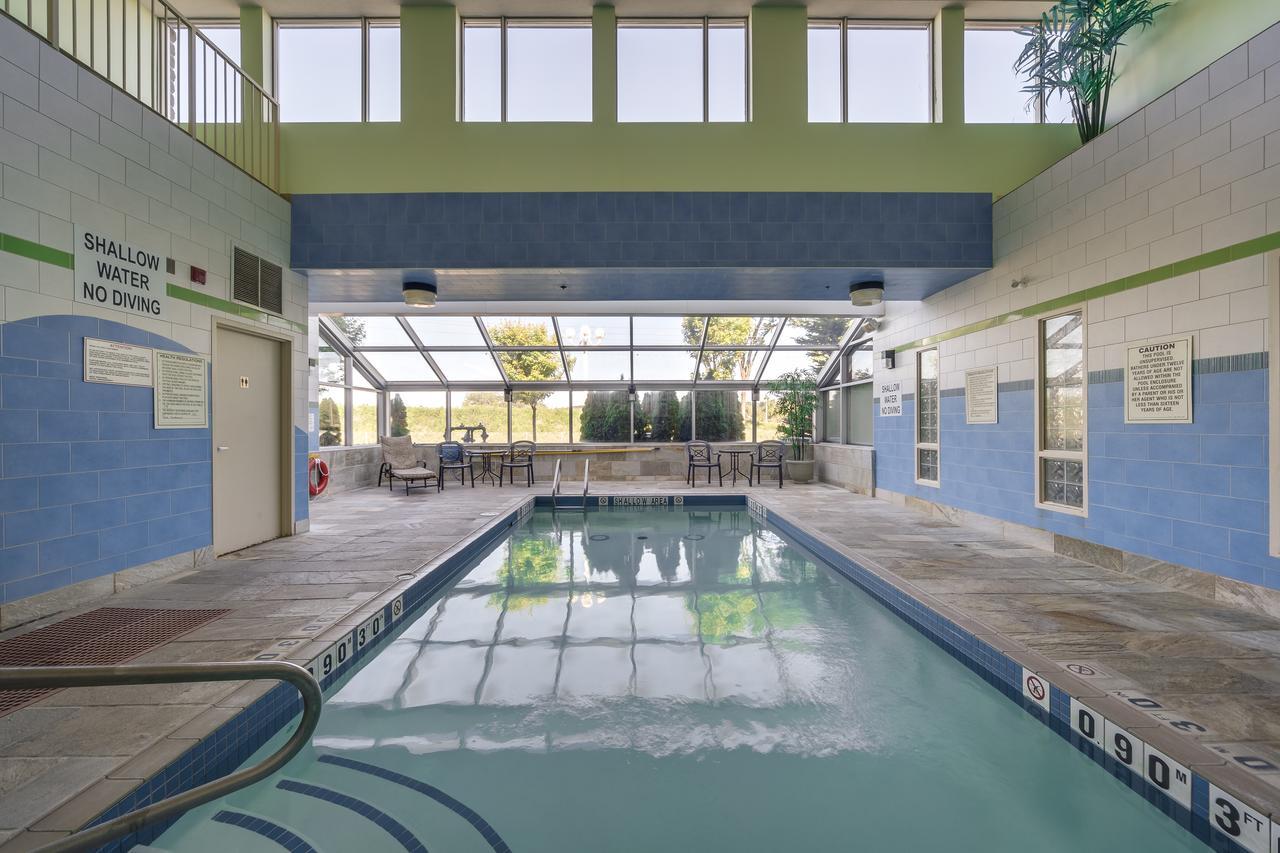 Monte Carlo Inn Barrie - Newly Renovated Buitenkant foto