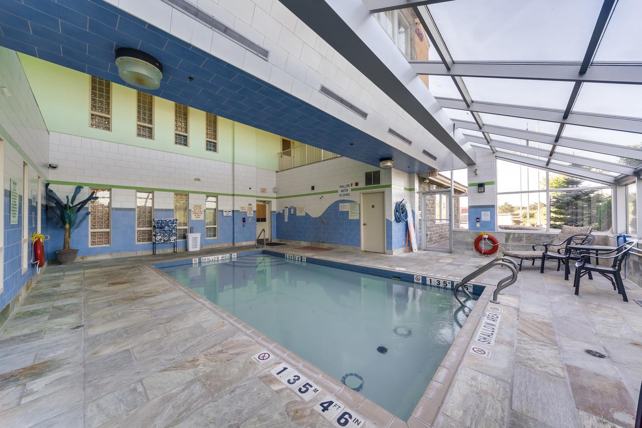 Monte Carlo Inn Barrie - Newly Renovated Buitenkant foto